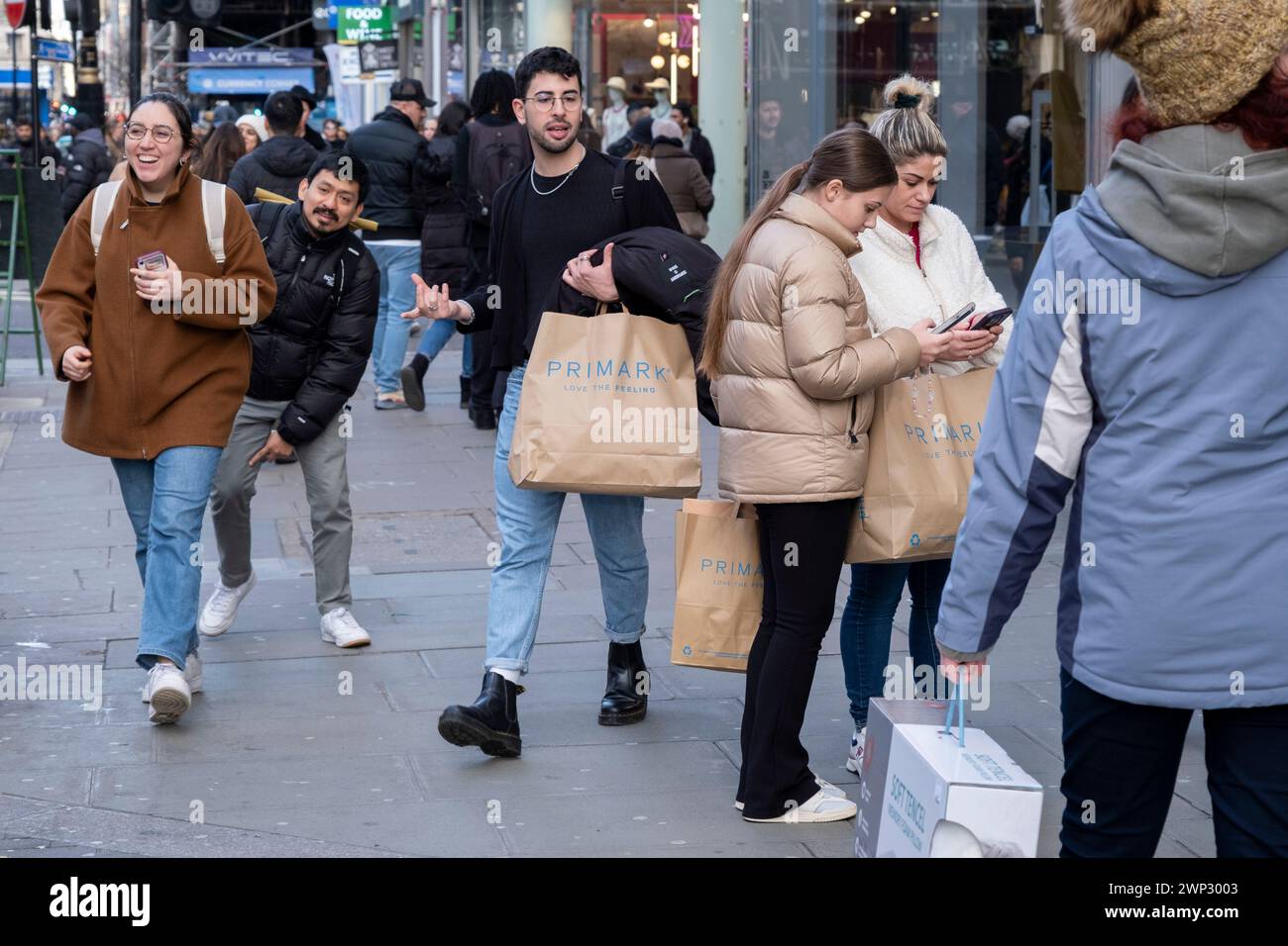 Einkäufer und Besucher auf der Oxford Street, wie die Einzelhandelszahlen zeigen, dass sich die Verkäufe zu Beginn des Jahres erholten, nachdem Ende 2023 Rekordrückgänge verzeichnet wurden, was möglicherweise einen Aufschwung der Verkaufszahlen am 3. März 2024 in London, Großbritannien, signalisiert. Die Oxford Street ist ein bedeutendes Einkaufszentrum im West End der Hauptstadt und ist Europas geschäftigste Einkaufsstraße mit rund einer halben Million Besuchern der rund 300 Geschäfte, von denen die meisten Mode- und High Street-Bekleidungsgeschäfte sind. Stockfoto