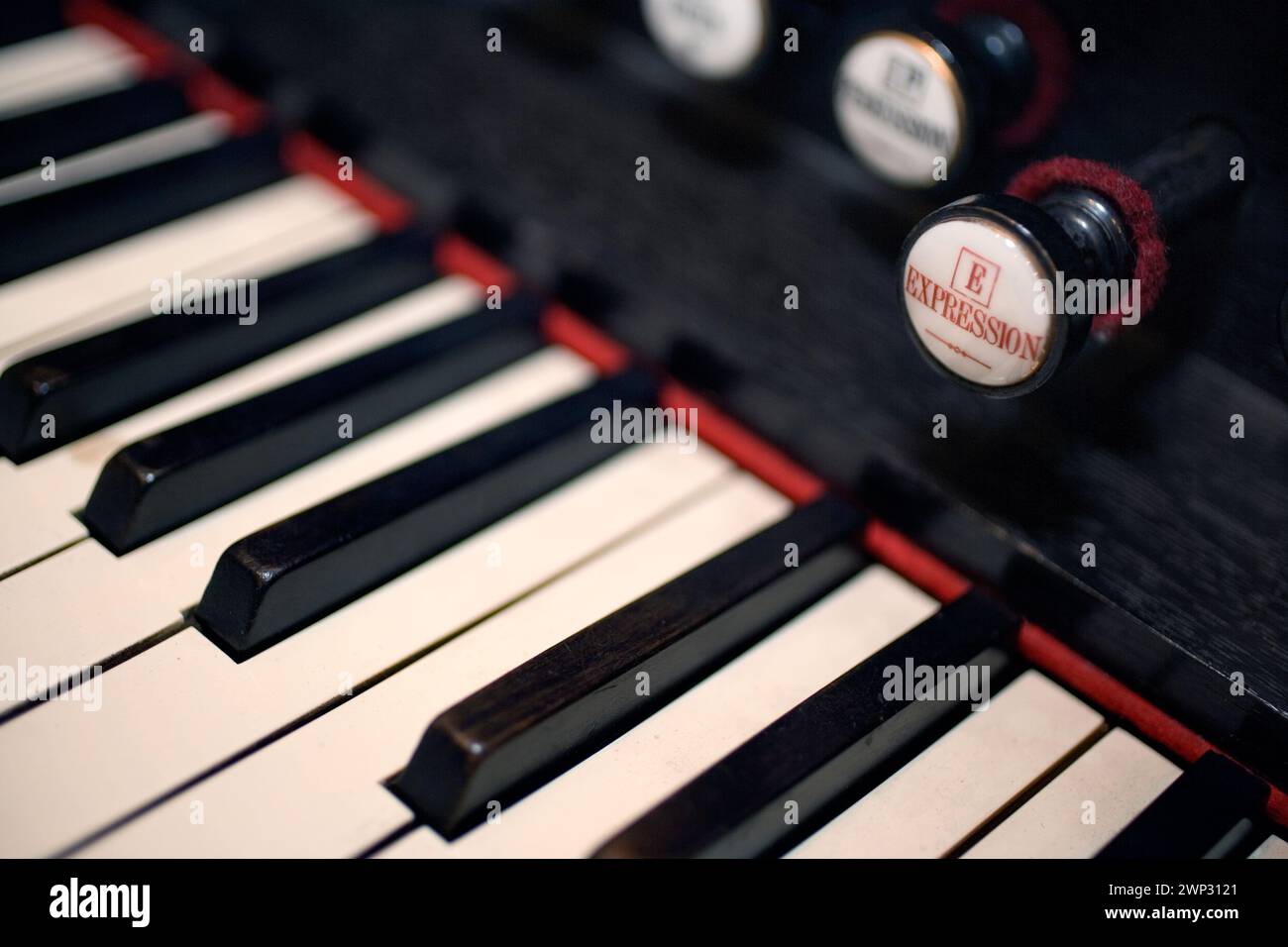Stoppknöpfe und Handbuch eines Pumpenorgans Stockfoto