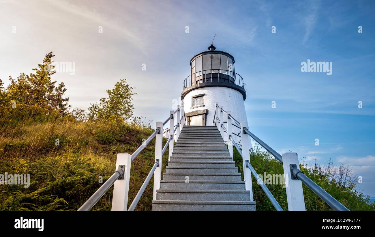 Owls Head Lighthouse in Rockland Maine USA an einem klaren, sonnigen Sommertag mit blauem Himmel Stockfoto