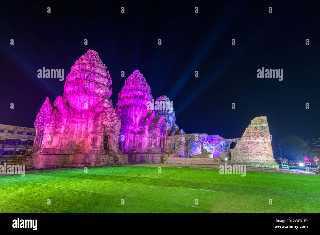 Phra Prang Sam Yot oder dreizackiger heiliger Turm, der nachts mit Lichtern dekoriert ist. Es ist ein berühmtes Wahrzeichen historischer Touristenattraktion in Lopburi, THAIL Stockfoto