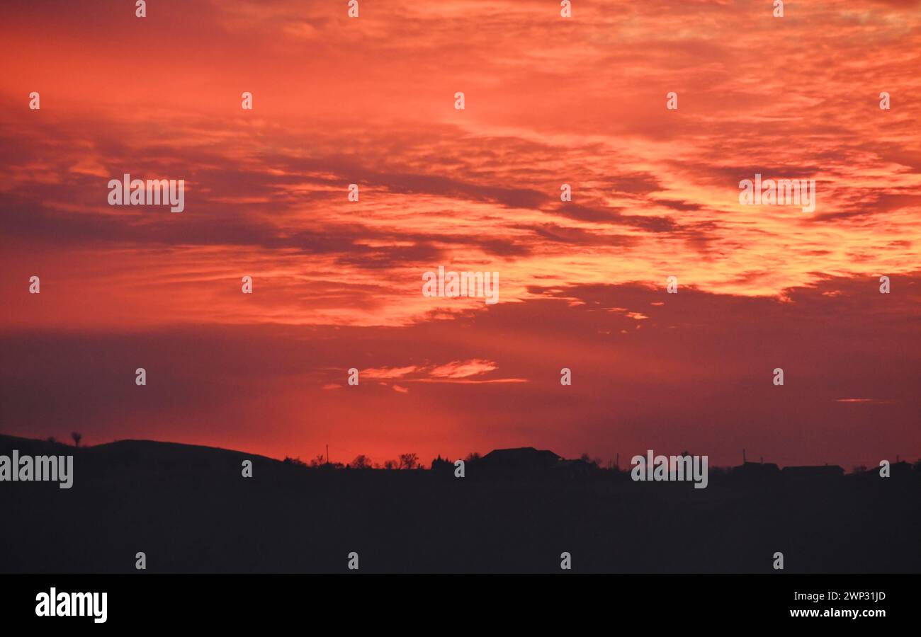 Majestät Der Berge. Orange Sonnenuntergang Magie am Himmel. Stockfoto