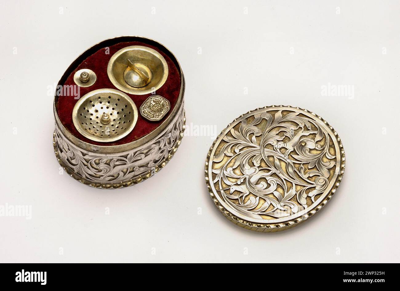 Dieses Werk von Hans Petrus III. Aus dem Jahr 1680-1684 zeigt eine Dose mit Wanderinstrumenten, verbunden mit barocker Ikonographie des Einhorns, die vom Finanzministerium und der polnischen Nationalbank in Warschau gehalten wurde. Stockfoto