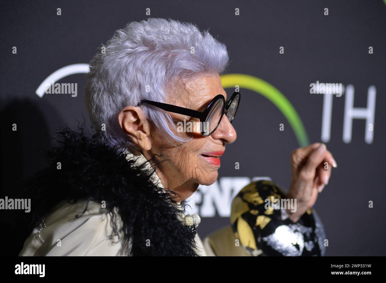 Iris Apfel, die mit dem Icon Award ausgezeichnet wurde, nimmt am 29. November 2016 an den 30. FN Achievement Awards im IAC Headquarters in New York Teil. Stockfoto