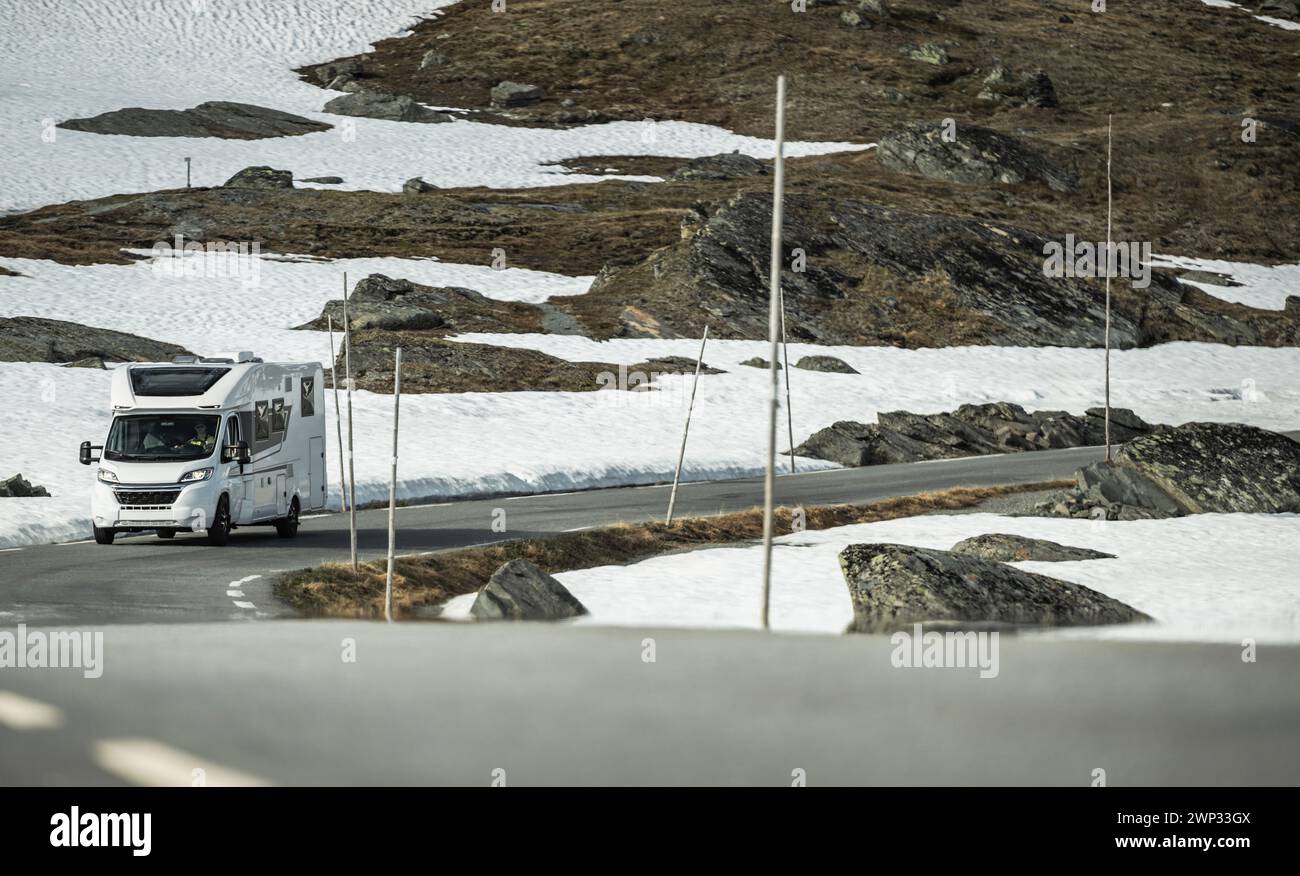 Vestaland County Norwegen Camper Van RV Road Trip. Modernes Freizeitfahrzeug auf der Straße. Stockfoto