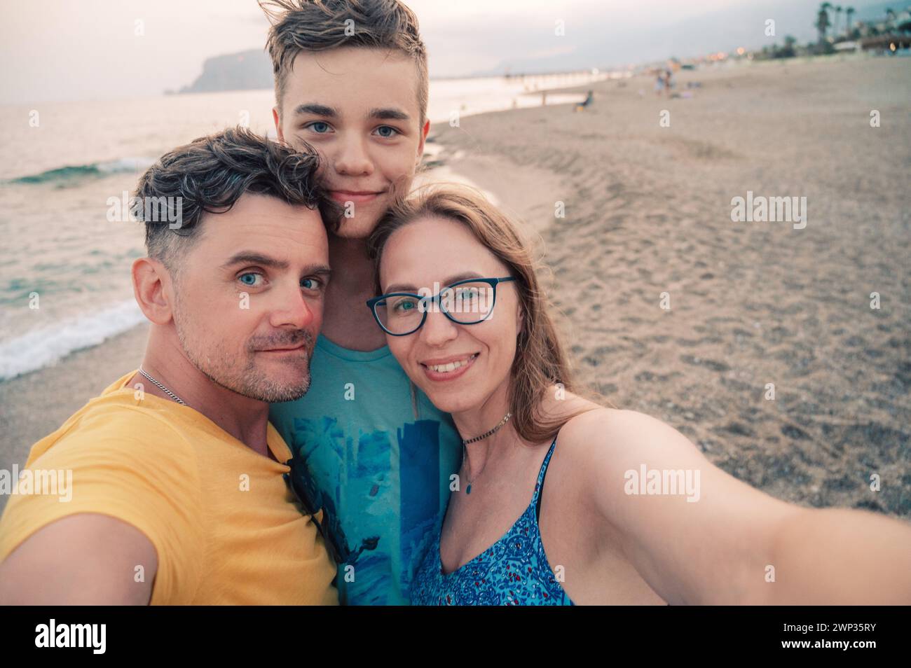 Glückliche Familie, die ein Foto an einem Strand am Meer in Alanya, Türkei, macht. Reise- oder Urlaubskonzept Stockfoto