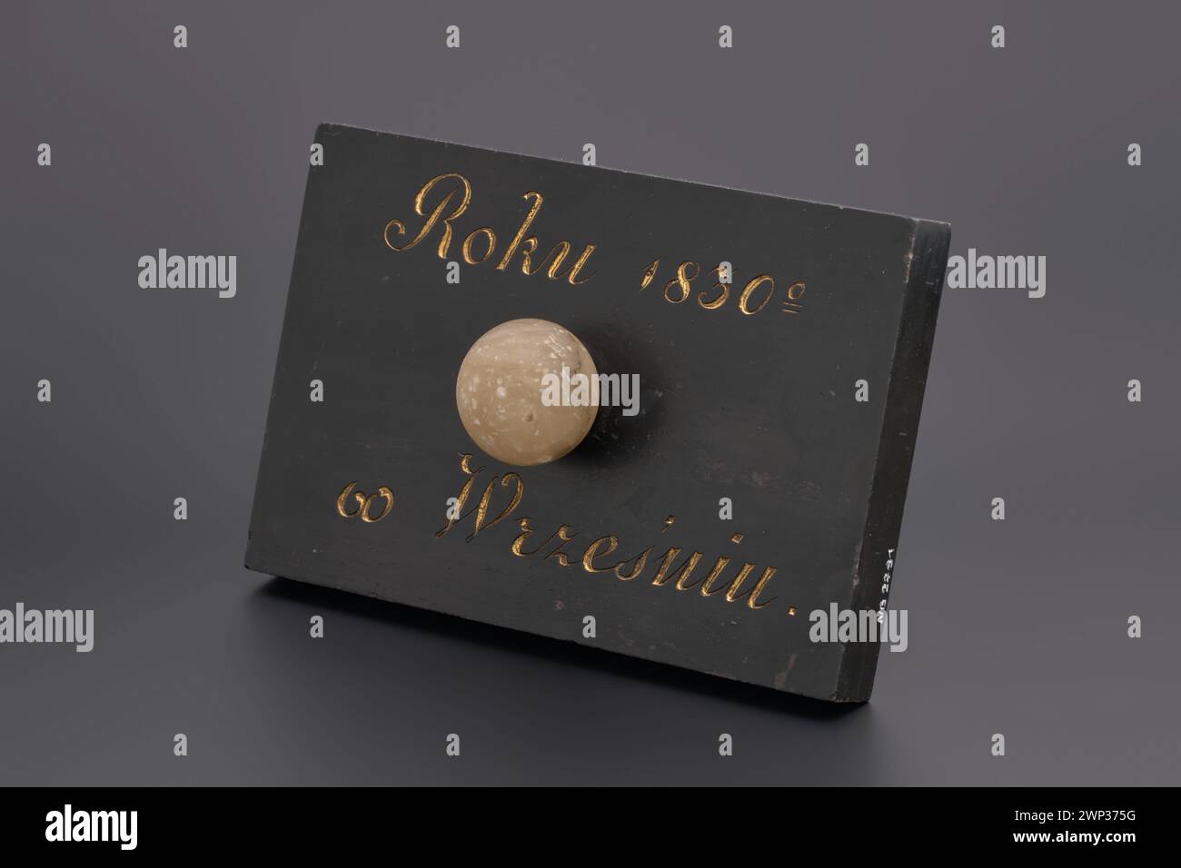 Knopf mit einer kugelförmigen Inschrift, hergestellt nach 1830, typisch für dekorative Knöpfe aus dem 19. Jahrhundert. Stockfoto