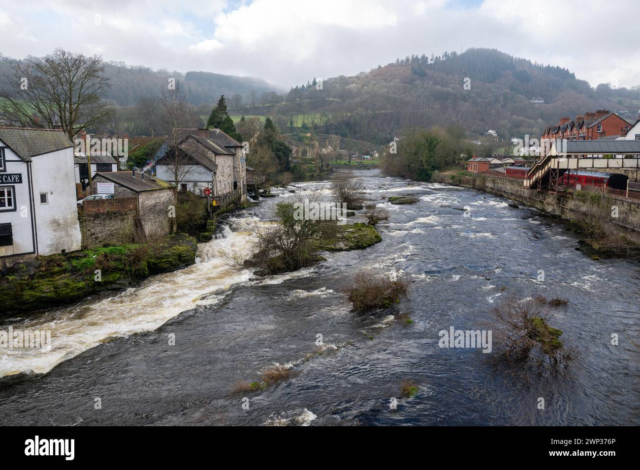Blick entlang des Flusses Dee in Denbighshire, Wales, mit nebeligen Hügeln im Hintergrund. Stockfoto