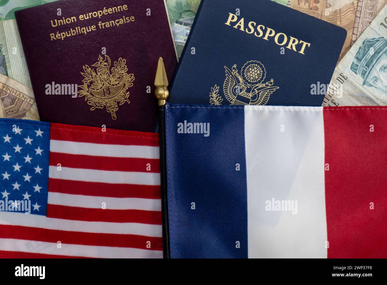 Flaggenpersonal der Vereinigten Staaten und Frankreichs auf Pässen und Währungsflachlagen Stockfoto