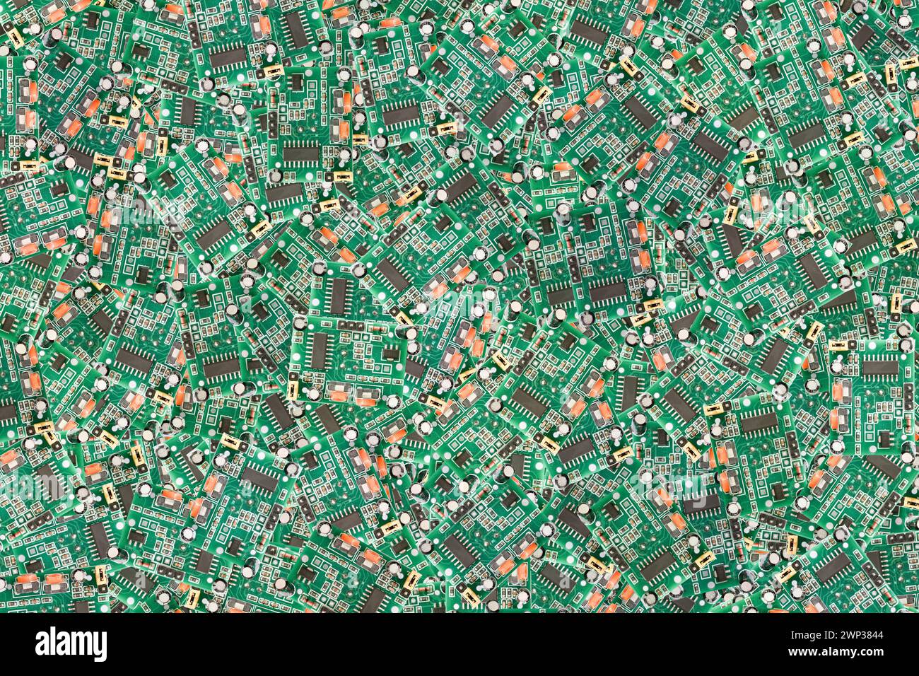 Grüne Computerplatinen, die zufällig als Hintergrund angeordnet sind. Stockfoto