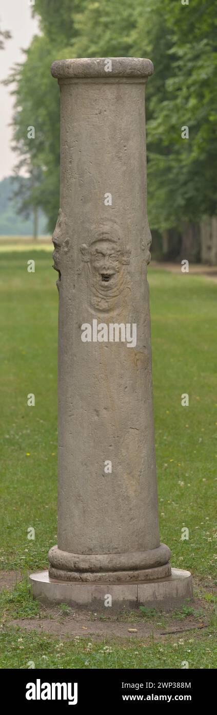 Dieser Prangermast aus dem 13. Jahrhundert wurde im mittelalterlichen Europa als Mittel zur öffentlichen Bestrafung verwendet. Es ist aus Holz gefertigt und zeigt funktionale Handwerkskunst der damaligen Zeit. Stockfoto