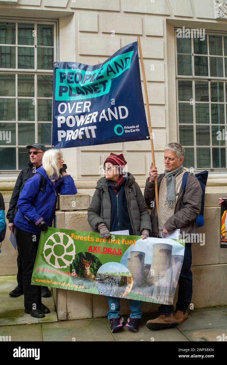 Whitehall, London, Großbritannien. März 2024. Demonstranten von Money Rebellion, Extinction Rebellion, Biofuelwatch, der Stop Burning Trees Coalition, Greenpeace, Stop Rosebank und der Kampagne gegen den Klimawandel hielten heute in London eine Stop Drax Notdemonstration vor dem Ministerium für Energie, Sicherheit und Net Zero ab. Die Demonstranten sagen: "Die britische Regierung erwägt derzeit, Milliarden Pfund an Subventionen für schmutzige, umweltschädliche Bäume verbrennende Kraftwerke Drax und Lynemouth zu gewähren. Wenn es genehmigt wird, wird das Vereinigte Königreich in Jahre mehr Bäume brennen auf Kosten unserer Wälder, Gesundheit und Energie b Stockfoto