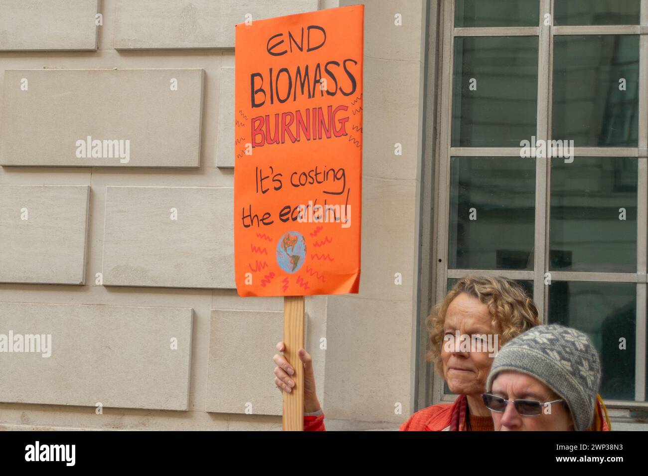 Whitehall, London, Großbritannien. März 2024. Demonstranten von Money Rebellion, Extinction Rebellion, Biofuelwatch, der Stop Burning Trees Coalition, Greenpeace, Stop Rosebank und der Kampagne gegen den Klimawandel hielten heute in London eine Stop Drax Notdemonstration vor dem Ministerium für Energie, Sicherheit und Net Zero ab. Die Demonstranten sagen: "Die britische Regierung erwägt derzeit, Milliarden Pfund an Subventionen für schmutzige, umweltschädliche Bäume verbrennende Kraftwerke Drax und Lynemouth zu gewähren. Wenn es genehmigt wird, wird das Vereinigte Königreich in Jahre mehr Bäume brennen auf Kosten unserer Wälder, Gesundheit und Energie b Stockfoto