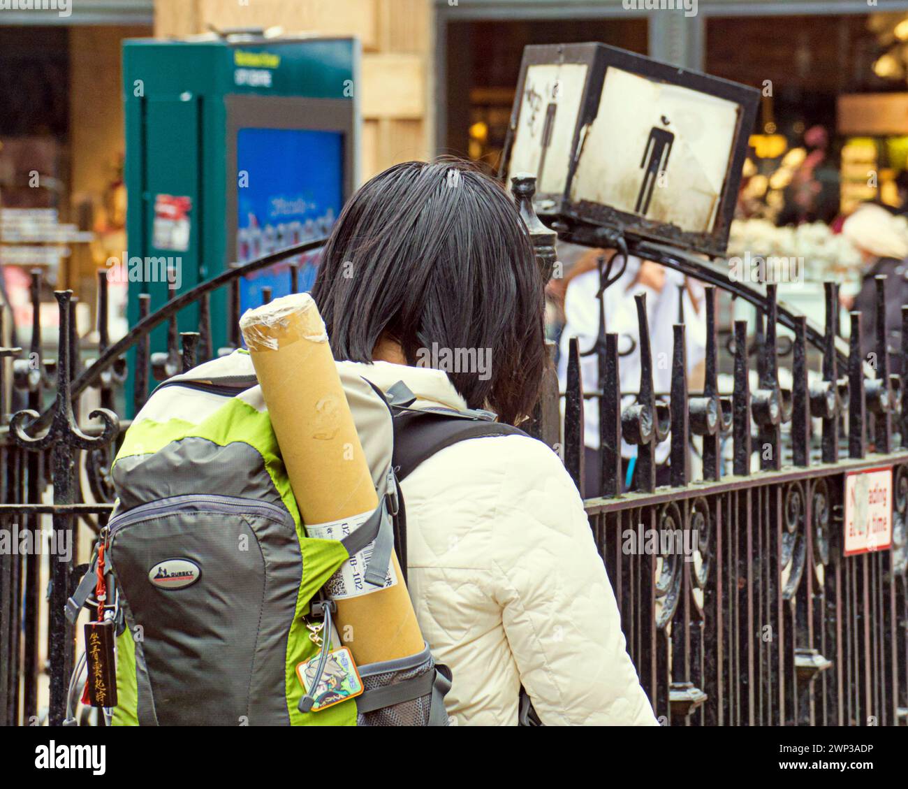 Glasgow, Schottland, Großbritannien. 5. März 2024: Wetter in Großbritannien: Sonnig im Stadtzentrum sah Einheimische und Touristen zur Mittagszeit auf den Straßen des george Square. Credit Gerard Ferry/Alamy Live News Stockfoto