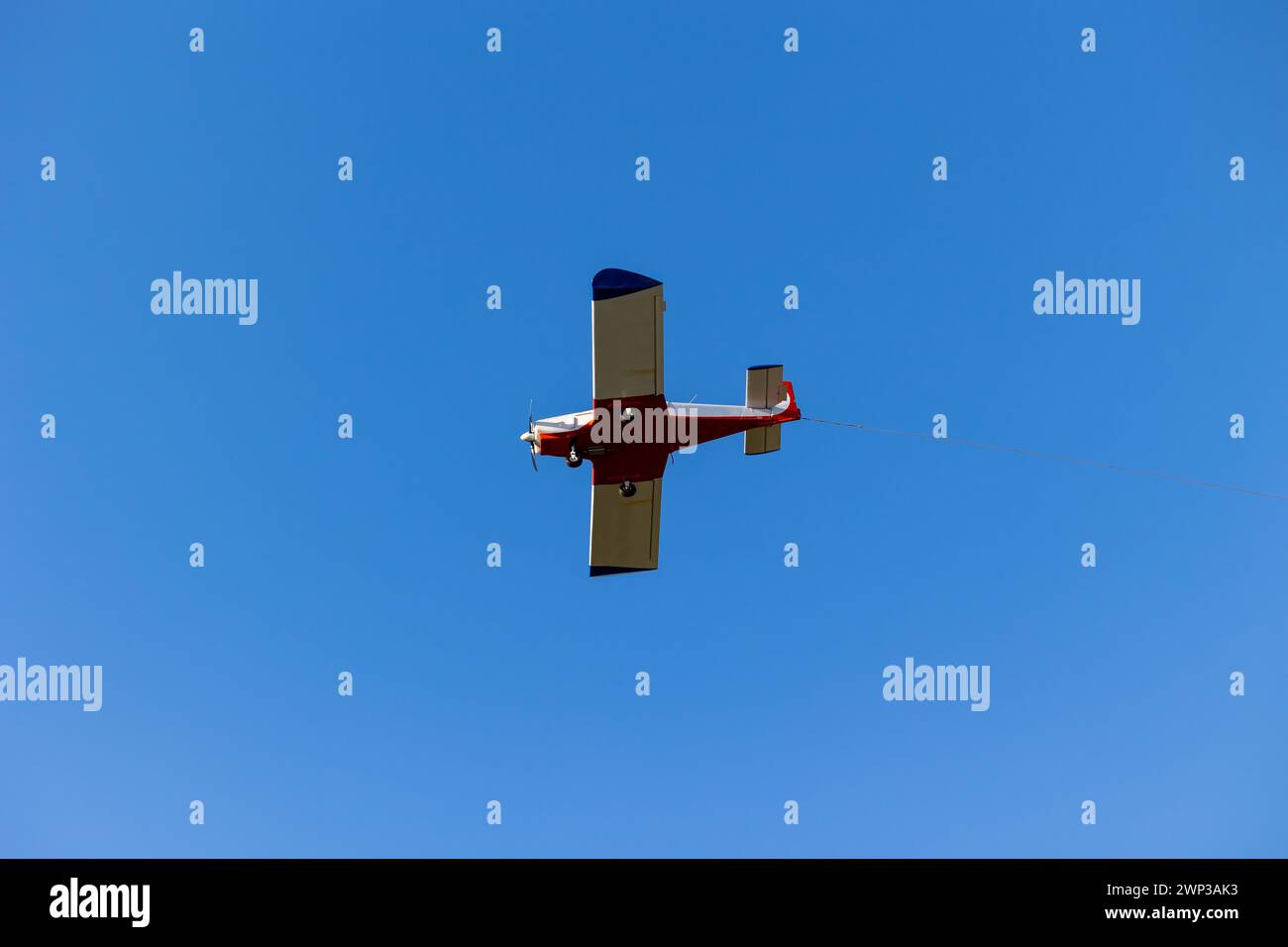 Kleiner Gleitflugzeug-Abzieher gegen den blauen Himmel. Ein Schuss eines kleinen Flugzeugs, mit dem Segelflugzeuge in den Himmel gezogen wurden. Stockfoto