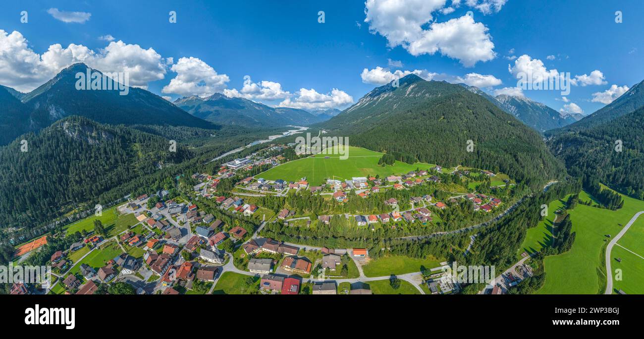 Blick ins Tiroler Lechtal rund um die Gemeinde Stanzach im Sommer Stanzach im Naturpark Tiroler Lech im Luftbild Stanzach Tirol Österreich *** Blick auf Stockfoto