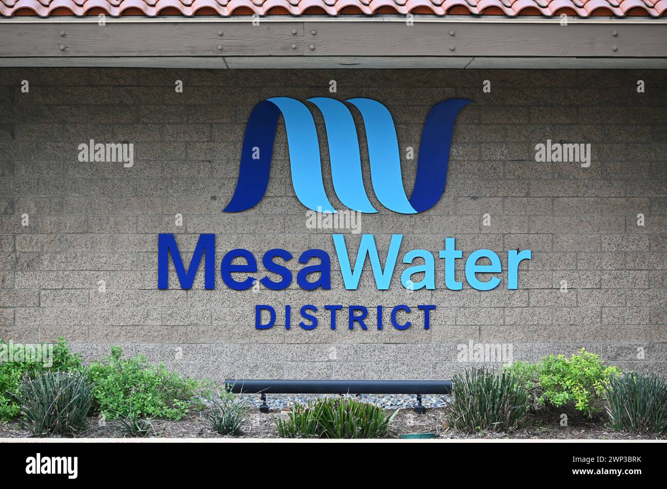 COSTA MESA, KALIFORNIEN - 25. Februar 2024: Das Schild Mesa Water District auf dem Gebäude an der Placentia Street liefert Wasser für die Stadt und Newport Beach. Stockfoto