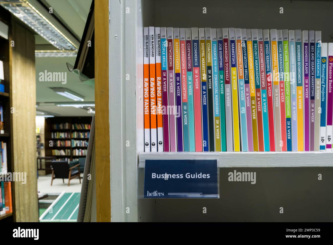 Ein Regal mit Business Guides zum Verkauf in der Buchhandlung Heffers in Cambridge. Stockfoto