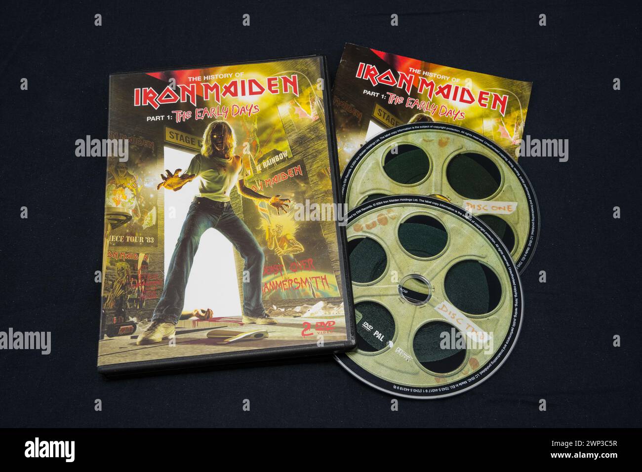 Iron Maiden - die Geschichte des Iron Maiden. Teil 1: Die Early Days DVD auf dunkler Oberfläche. Lahti, Finnland. 30. Dezember 2023. Stockfoto