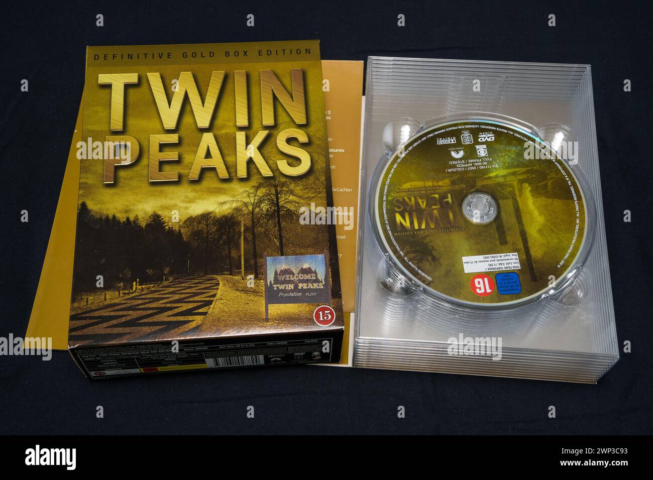Twin Peaks - Definitive Gold Box Edition DVD auf dunkler Oberfläche. Lahti, Finnland. 30. Dezember 2023. Stockfoto