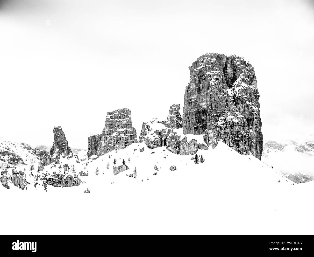 Dieses Winterbild zeigt die Türme der Cinque Torri, riesige Felsbrocken aus Dolomiten in der Nähe des alpinen Ferienorts Cortina D' Ampezzo Stockfoto