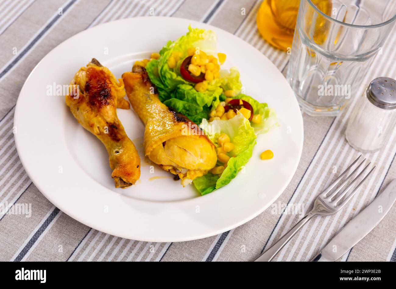 Geröstete Hähnchenstücke mit Salat aus Salat und Mais Stockfoto