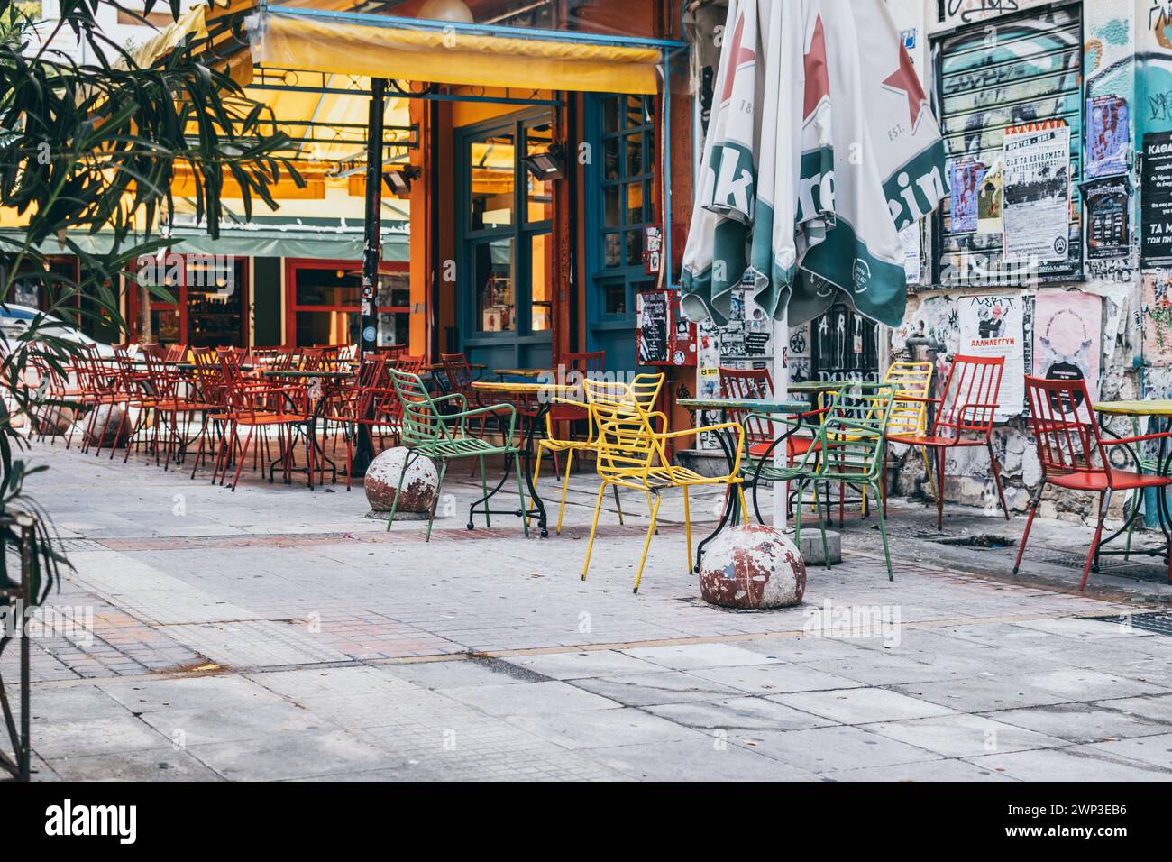 Athen, Griechenland, 26. November 2023: Blick auf die farbenfrohe und gemütliche Bar im anarchistischen Stadtviertel Exarcheia in Athen Stockfoto