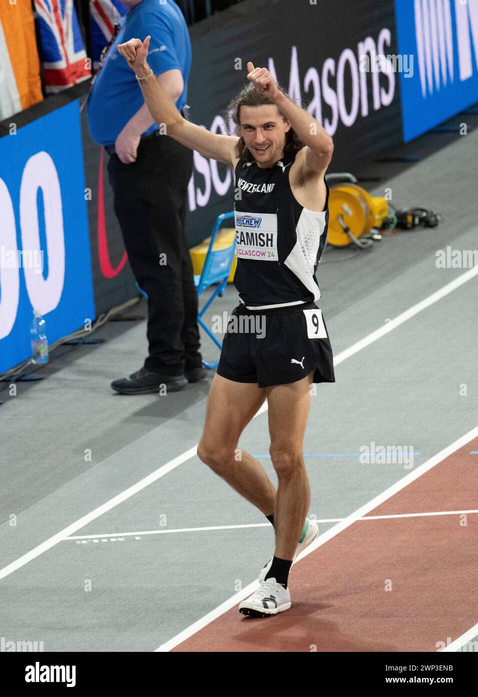 Geordie Beamish aus Neuseeland feiert seinen Sieg im 1500 m langen Herrenfinale bei den Leichtathletik-Hallenweltmeisterschaften in der Emirates Arena in Glasgow, Schottland Stockfoto