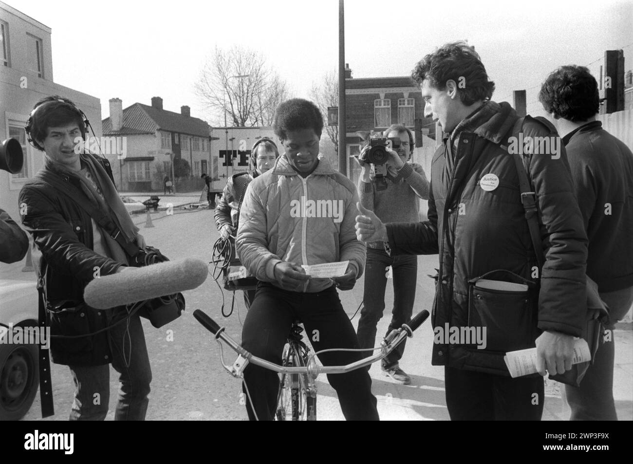 London, England Februar 1983. Peter Tatchell, der Gay-Rights-Aktivist, will auf der Bermondsey durch die Wahl South London in die Labour-Partei als Abgeordneter gewählt werden. Wahlsitzung und Begrüßung im Wahlkreis. Er trägt ein "Gerechtigkeit für die Rentner"-Abzeichen, TV-Nachrichten-Crews folgen ihm. 1980er Jahre HOMER SYKES Stockfoto
