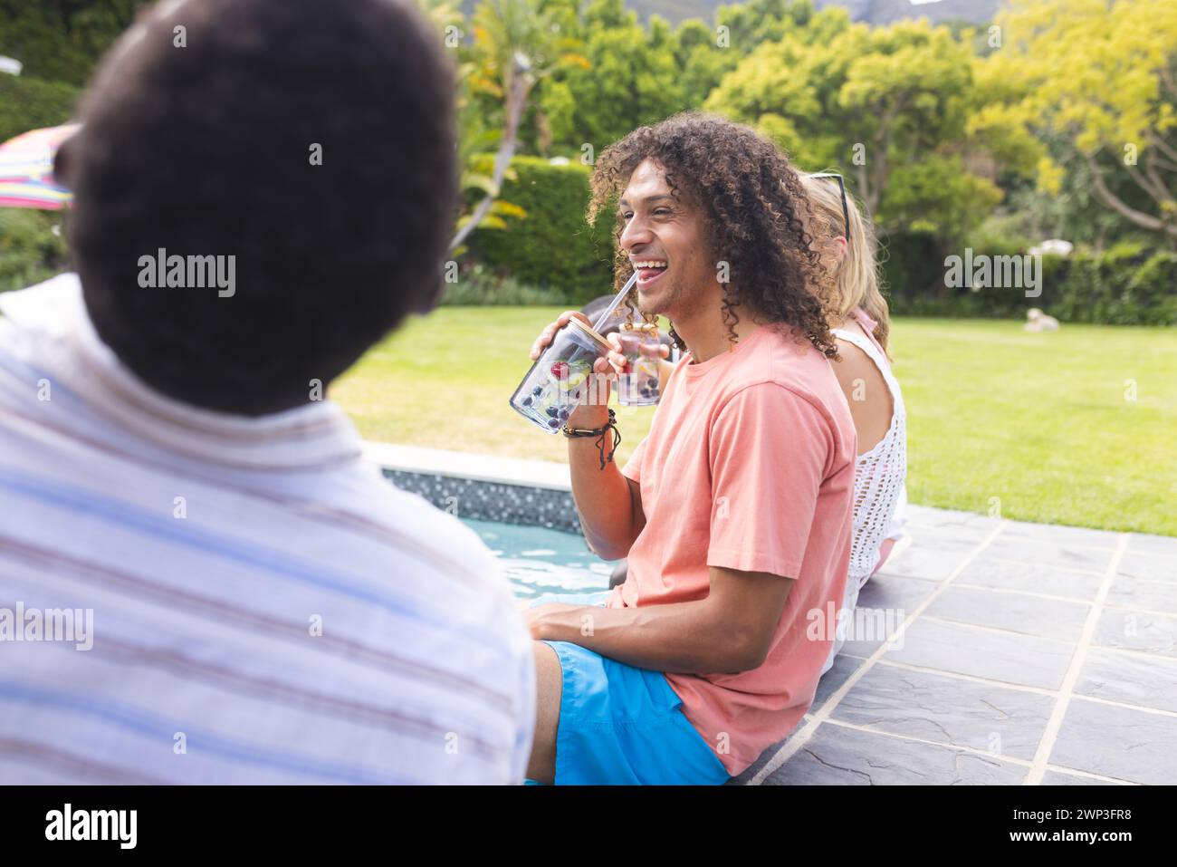 Junger afroamerikanischer Mann im Gespräch mit einem rassistischen Mann am Pool Stockfoto