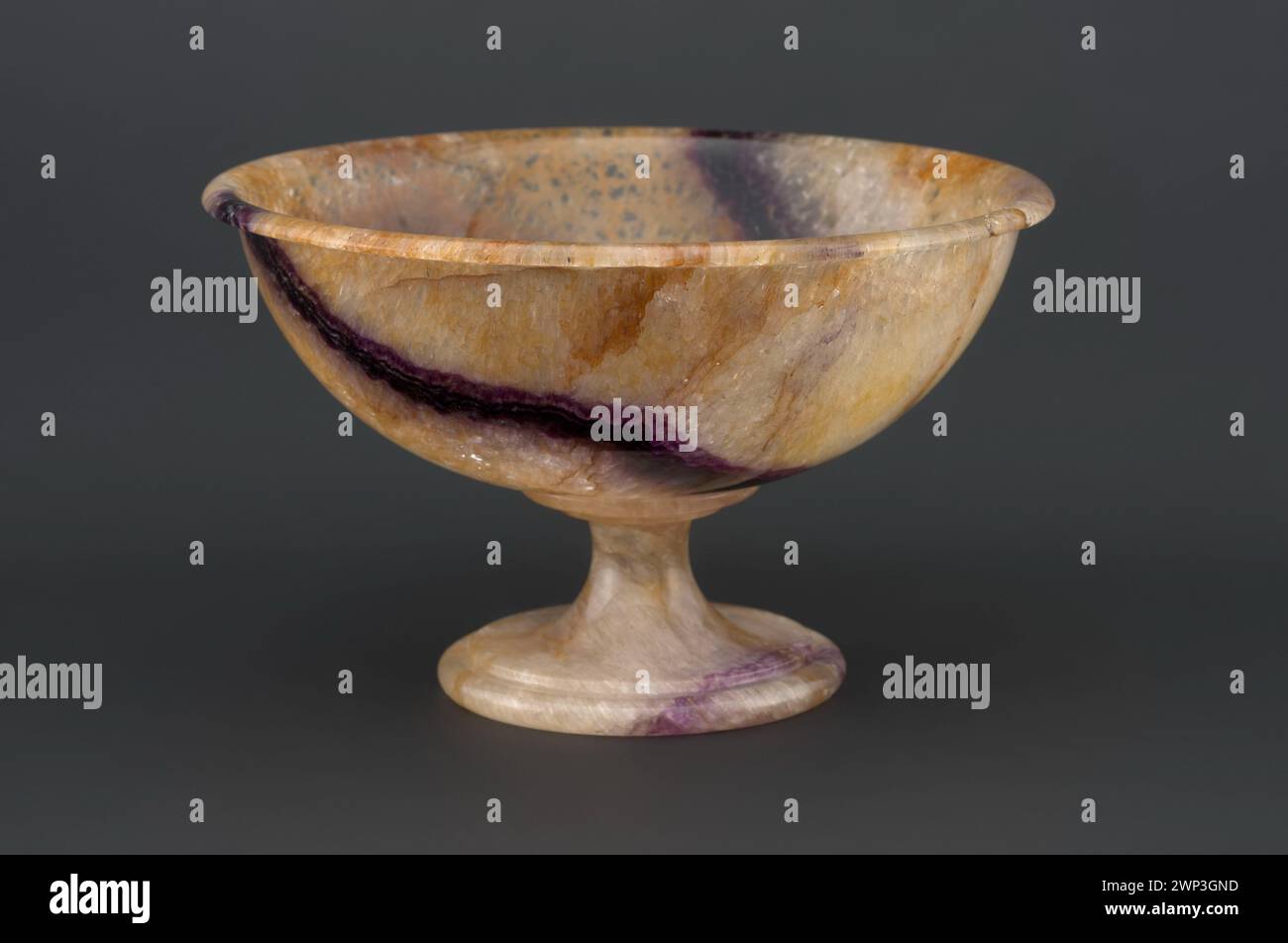 Schüssel aus dem späten 19. Jahrhundert (1885-1895) mit keramischer Form und dekorativer Handwerkskunst. Stockfoto