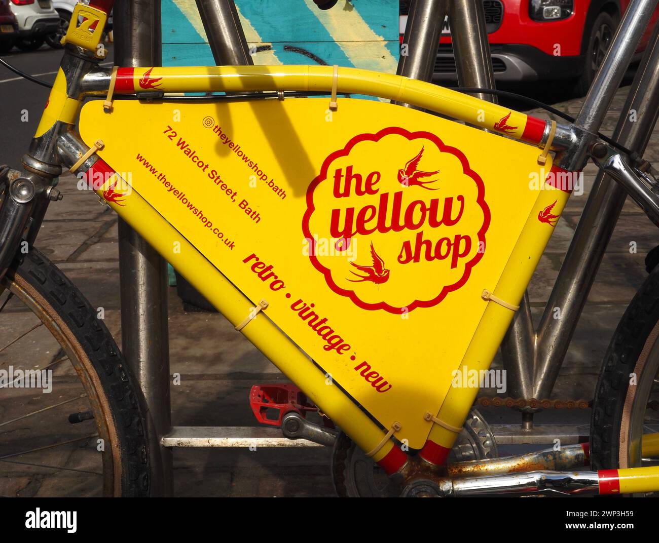 Die Fahrradwerbung The Yellow Shop, ein unabhängiger Einzelhändler, der sich auf Vintage- und Retro-Kleidung und -Accessoires spezialisiert hat. Walcot Street Bath Stockfoto