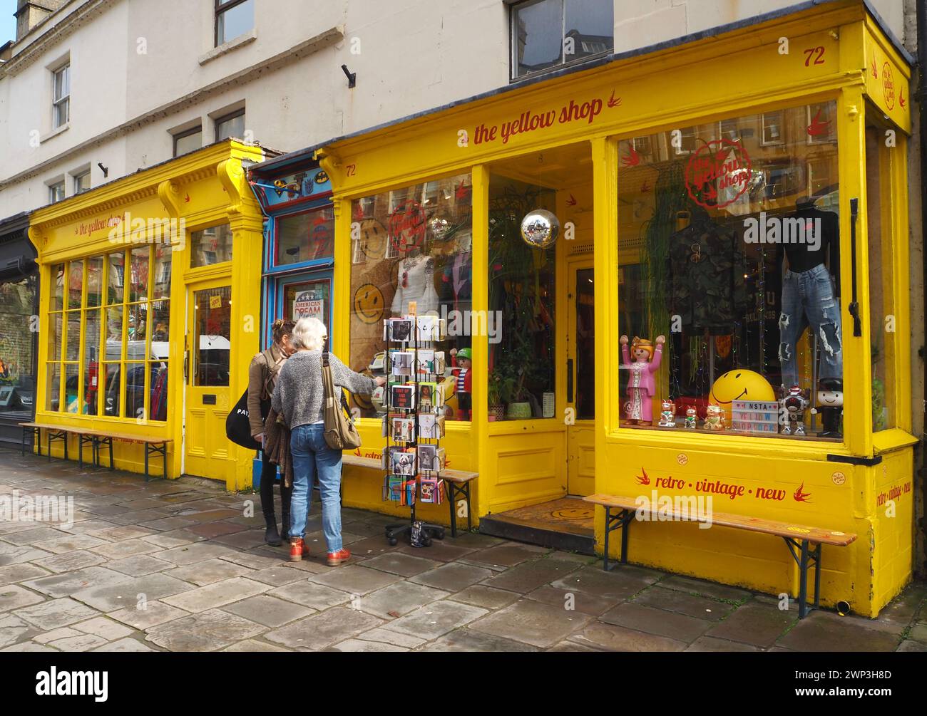 Ladenfront des Yellow Shop, einem unabhängigen Händler, der sich auf Vintage- und Retro-Kleidung und Accessoires spezialisiert hat. Walcot Street, Bath, Somerset. Stockfoto