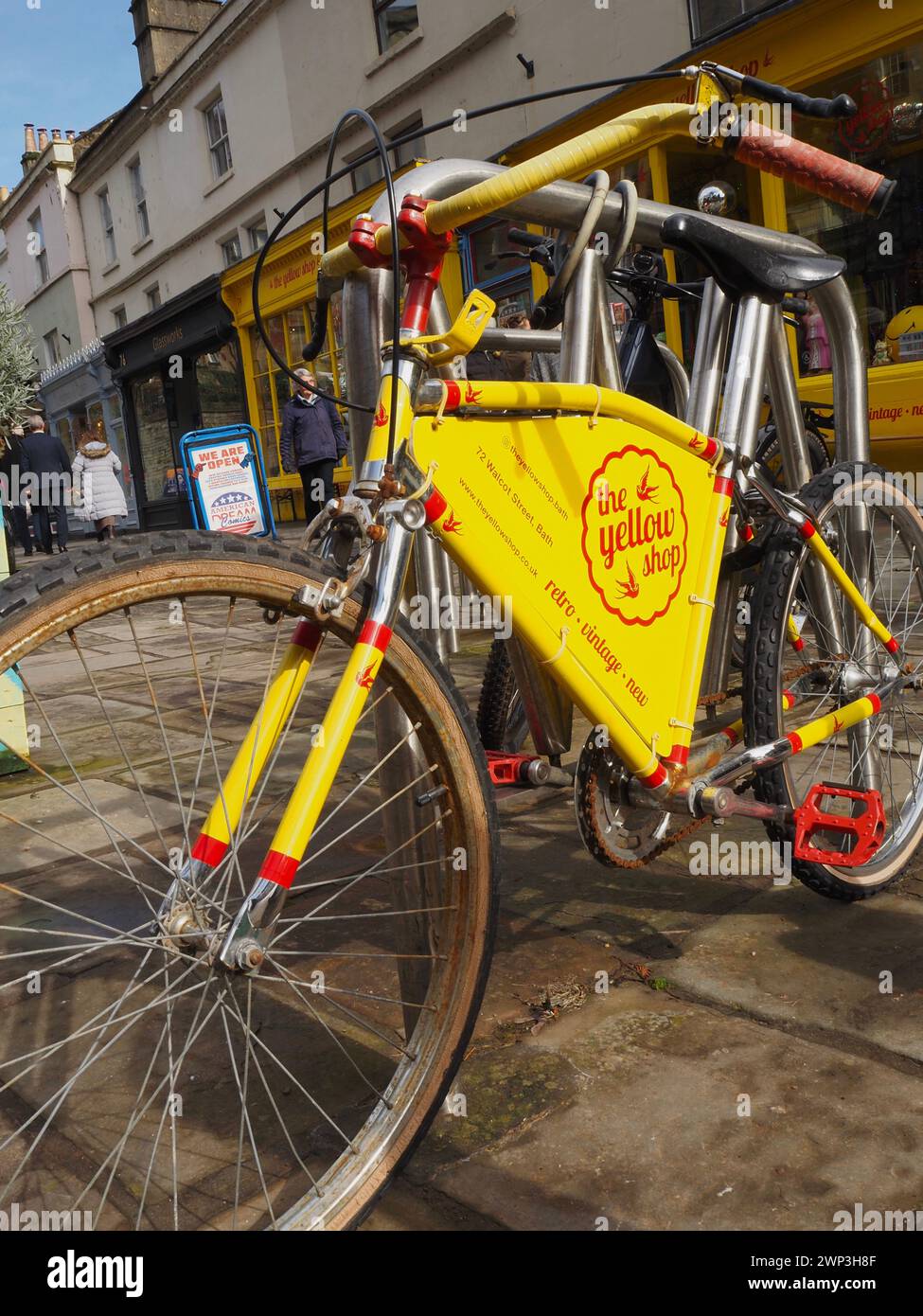 Die Fahrradwerbung The Yellow Shop, ein unabhängiger Einzelhändler, der sich auf Vintage- und Retro-Kleidung und -Accessoires spezialisiert hat. Walcot Street Bath Stockfoto