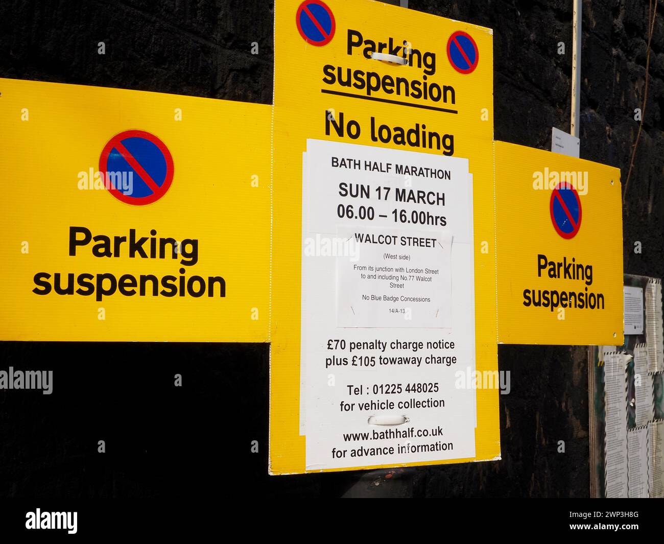 Gelber Hinweis zur Parksperre in Walcot Street, Bath, Somerset für das Bath Half Marathon (Bath Half) Straßenrennen. Stockfoto