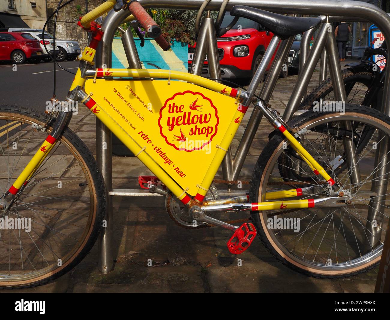 Die Fahrradwerbung The Yellow Shop, ein unabhängiger Einzelhändler, der sich auf Vintage- und Retro-Kleidung und -Accessoires spezialisiert hat. Walcot Street Bath Stockfoto