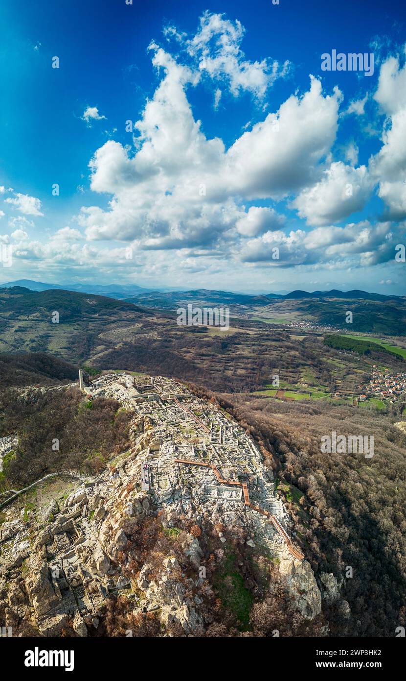 Die antike thrakische Stadt Perperikon, von der angenommen wird, dass sie ein heiliger Ort war, befindet sich im Südwesten Bulgariens. Der Name Perperikon stammt aus der Zeit Stockfoto