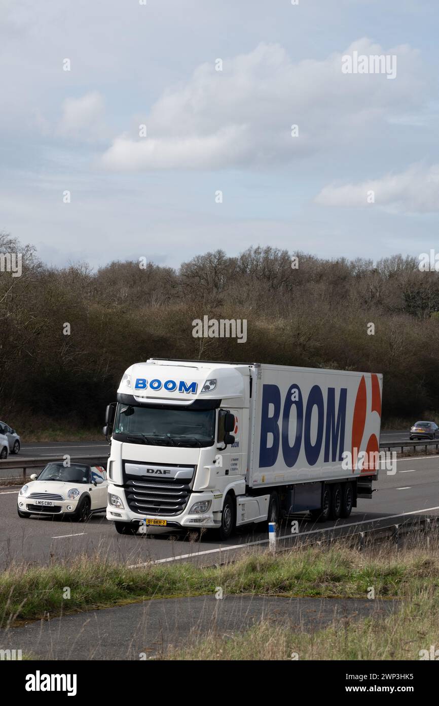 Boom-Lkw auf der Autobahn M40, Warwickshire, Großbritannien Stockfoto