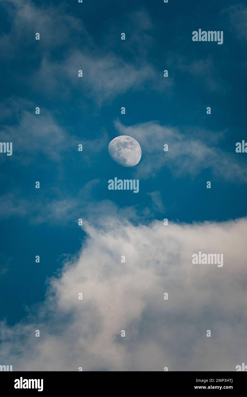 Mond mit Wolken Stockfoto