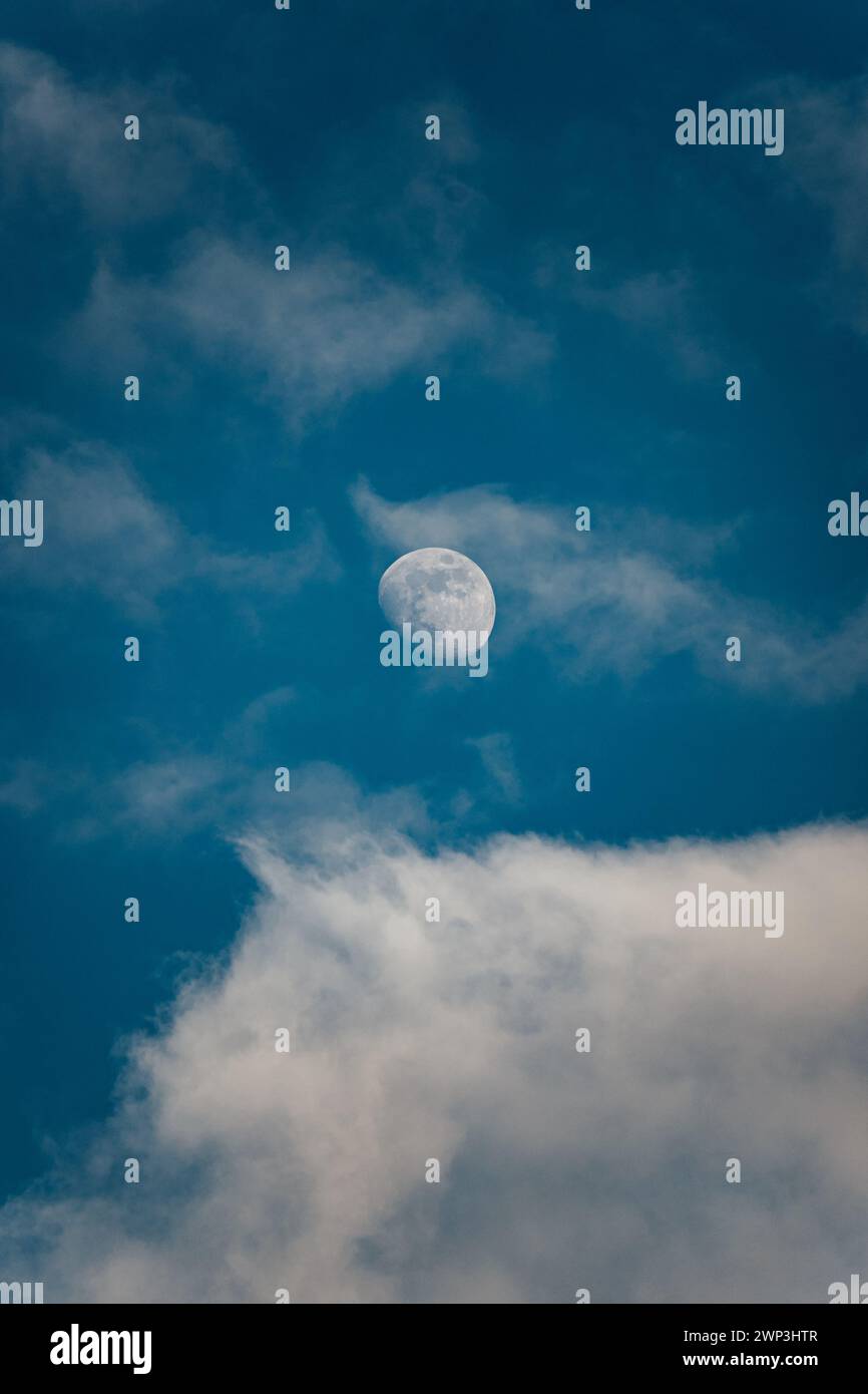 Mond mit Wolken Stockfoto