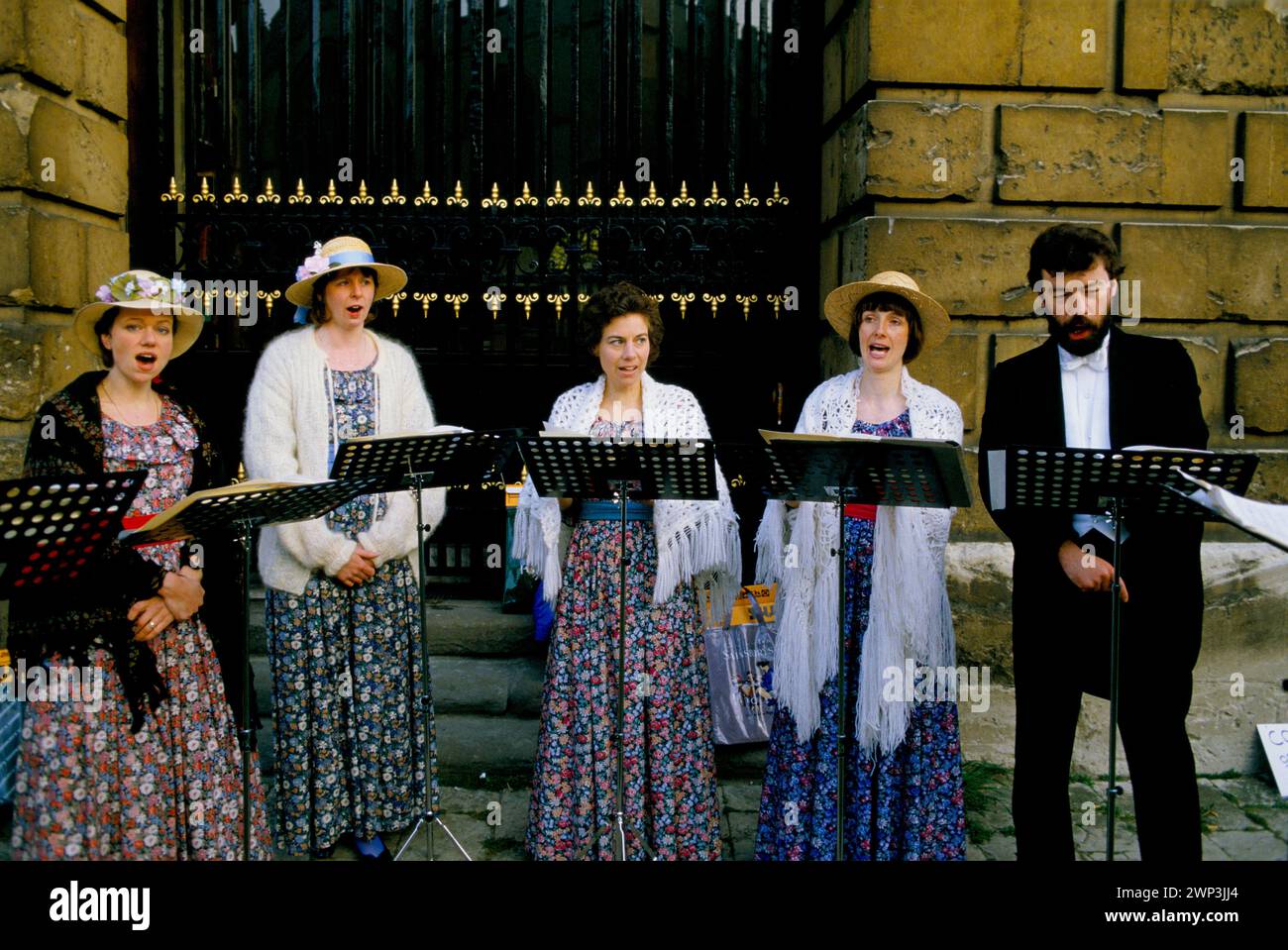 Mai Tag bei Sonnenaufgang singen Studenten Madrigale, um die Ankunft und das Kommen des Frühlings zu feiern. Oxford, Oxfordshire, England 1. Mai 1997 1970, HOMER SYKES Stockfoto