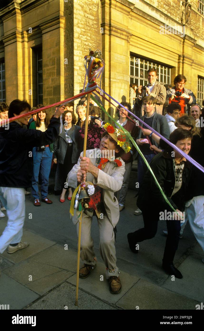 Ein älterer Mann mit mobiler Maypole bringt die Schüler zum Feiern, indem er einen spontanen Maypole-Tanz aufführt. Oxford, Oxfordshire, England 1. Mai 1997 1970, HOMER SYKES Stockfoto