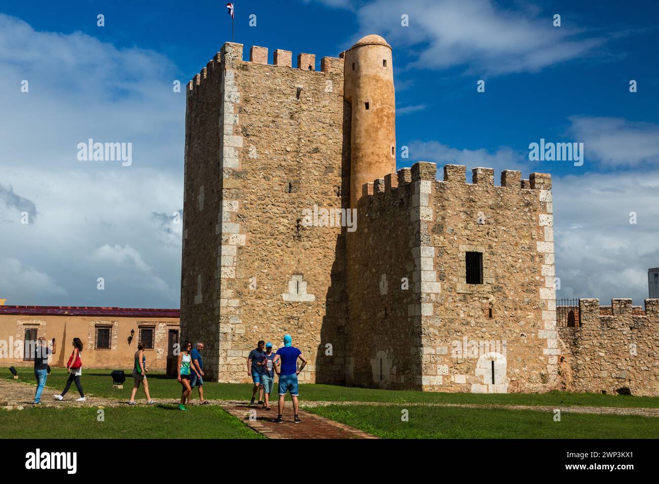 Touristen in der Festung Ozama, oder Fortaleza Ozama, in der Kolonialstadt Santo Domingo, Dominikanische Republik. Fertiggestellt im Jahr 1505 n. Chr., war es die Tanne Stockfoto