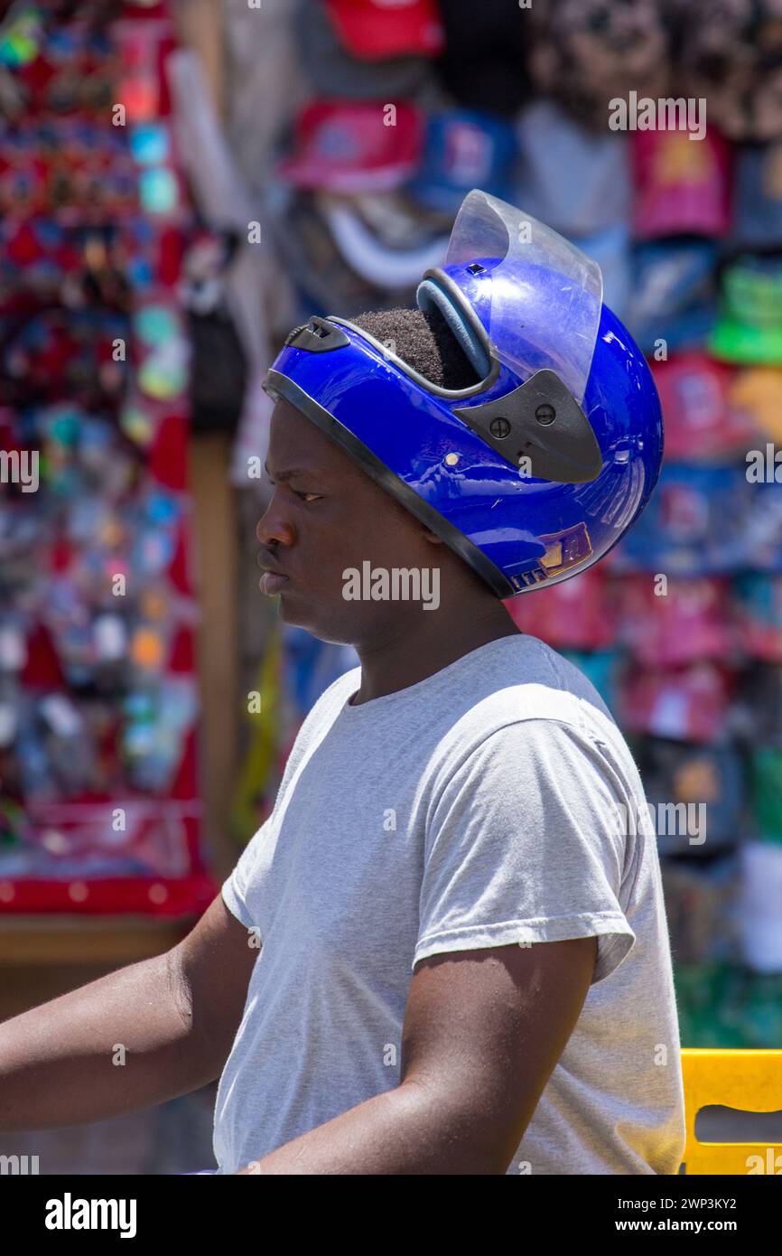 Ein Motorradfahrer, der fast das Helmgesetz in Santo Domingo, Dominikanische Republik, einhält. Stockfoto