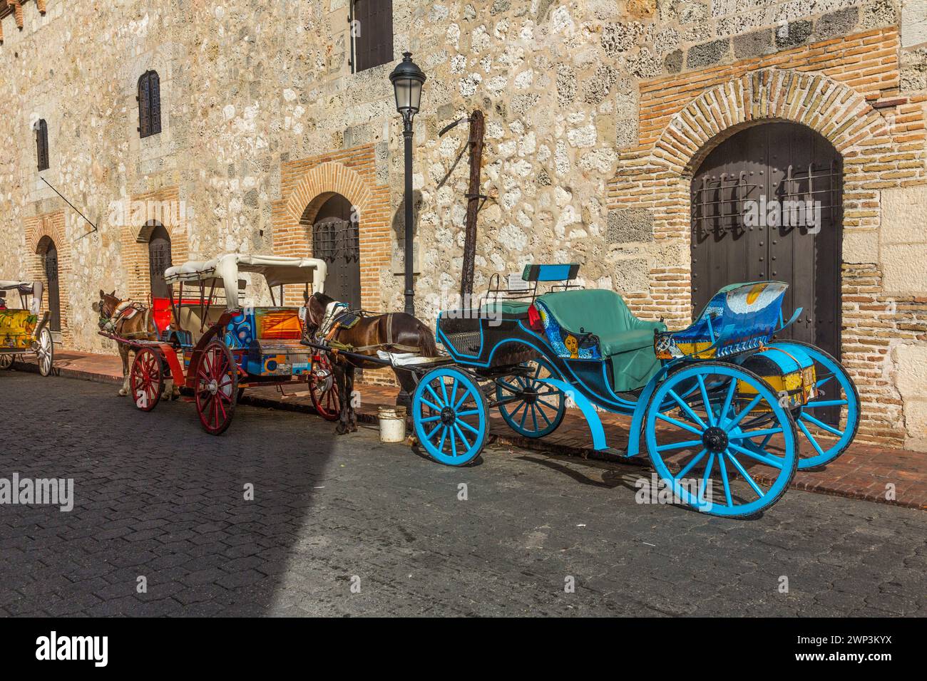 Gemalte Pferdekutschen warten auf Passagiere in der alten Kolonialstadt Santo Domingo, Dominikanische Republik. UNESCO-Weltkulturerbe der Stockfoto