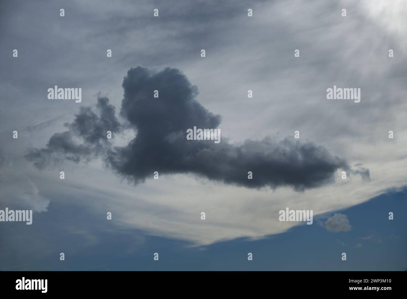 Wolken am Winterhimmel Stockfoto