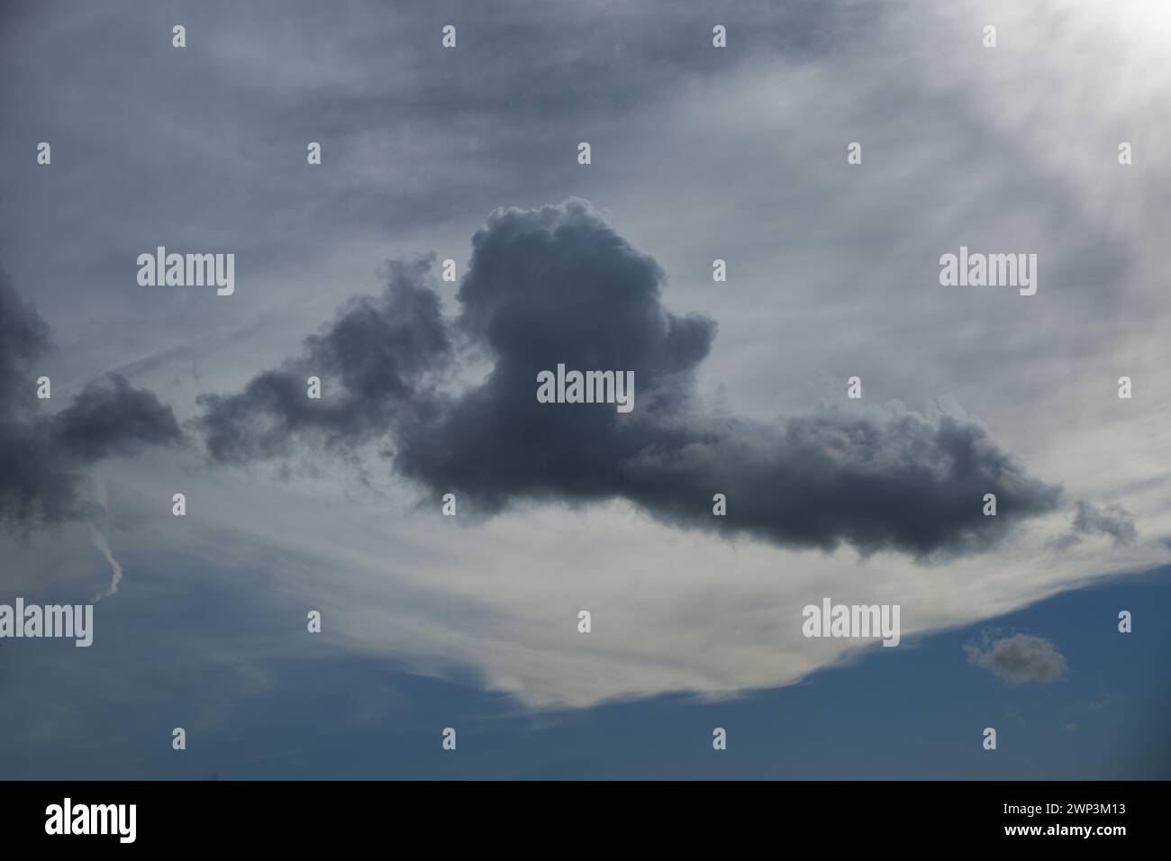 Wolken am Winterhimmel Stockfoto