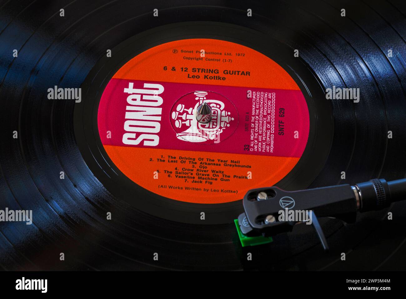 Leo Kottke Vinyl-Album-LP mit 6 & 12 String Gitarre mit Tonarm, Kartusche, Kopfschale und Stift auf Plattenspieler - 1972 Stockfoto