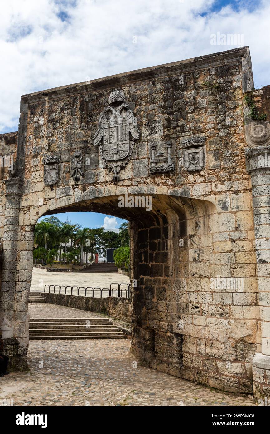 Die Puerta de Don Diego oder Don Diego Gate in der Stadtmauer der alten Kolonialstadt Santo Domingo, Dominikanische Republik. UNESCO-Weltkulturerbe Stockfoto