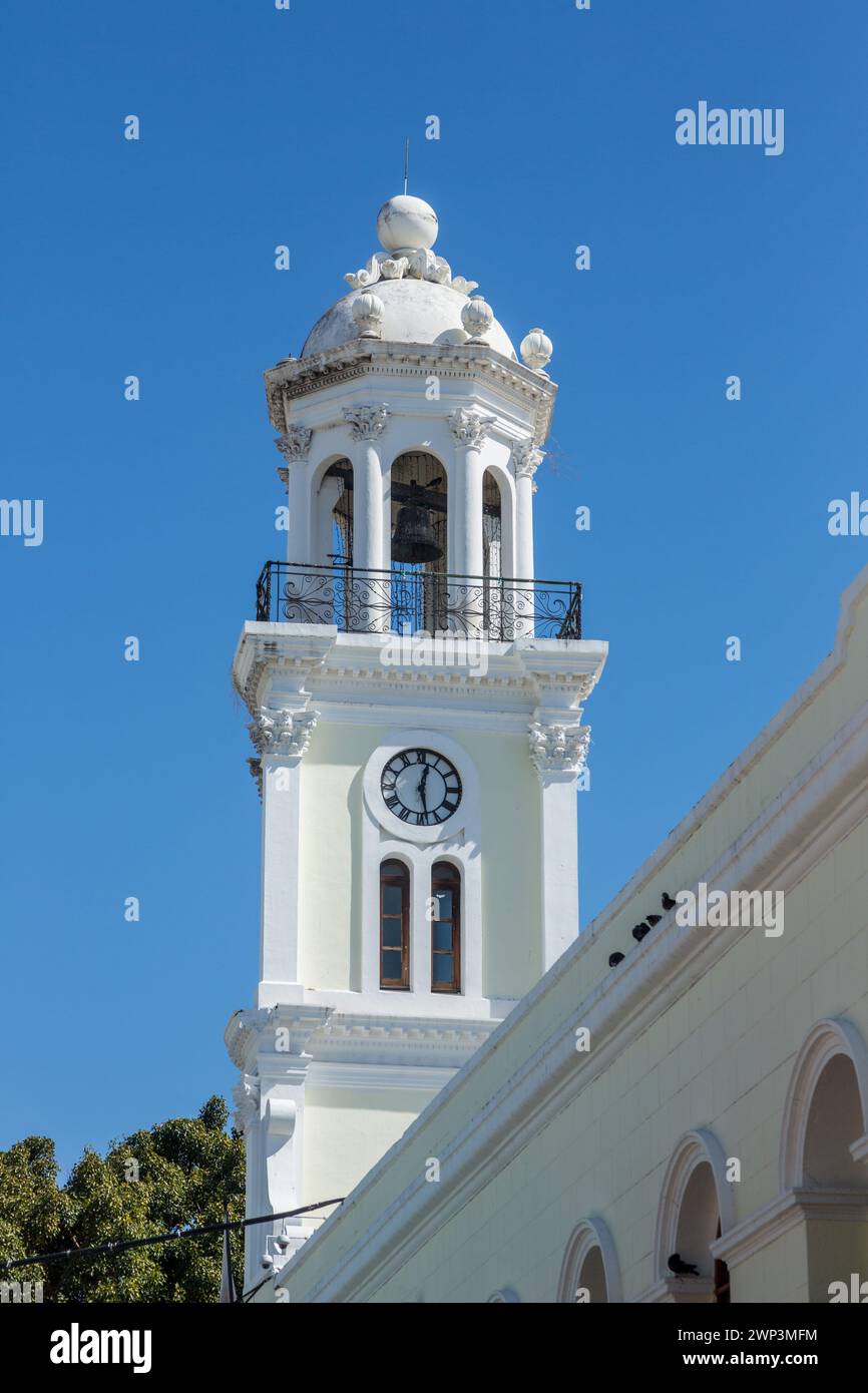 Der Uhrenturm des Ayuntamiento oder Palacio Consistorial in der Kolonialstadt Santo Domingo, Dominikanische Republik. Es war das erste Rathaus oder c Stockfoto