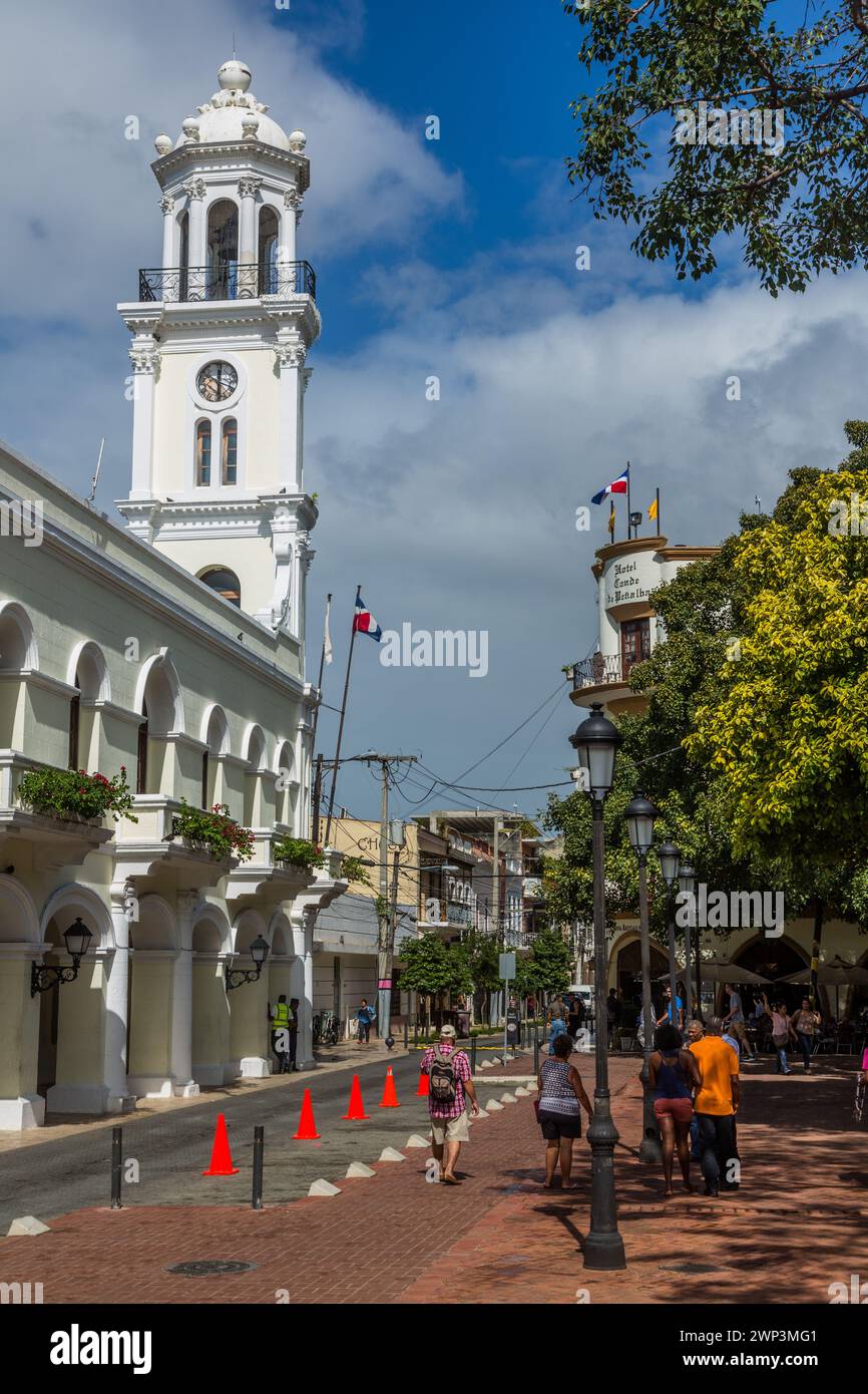 Touristen spazieren entlang des Ayuntamiento oder Palacio Consistorial in der Kolonialstadt Santo Domingo, Dominikanische Republik. Es war das erste Rathaus Stockfoto